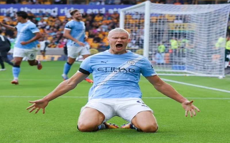 قرار جريء.. الدوري الإنجليزي 2025 يحظر احتفالية الانزلاق بالركبة